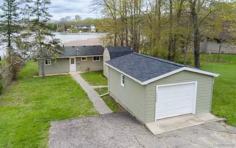 1998 Lakeview Dr, Oregon, MI 48446
