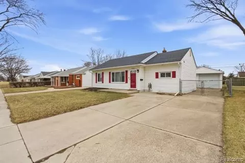 27320 Grandmont St, Roseville, MI 48066