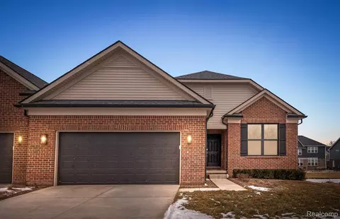 55805 Oak Pointe Dr, Shelby Township, MI 48315