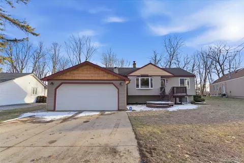 4051 Lake Front St, Waterford, MI 48328