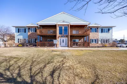 1325 Harbour Blvd #84, Trenton, MI 48183