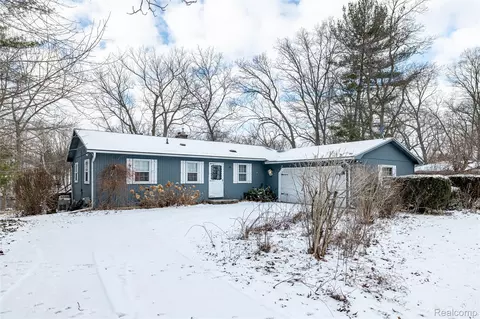 6411 Pleasant River Dr, Dimondale, MI 48821