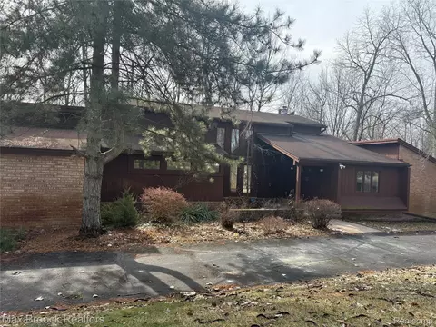 4623 Patrick Rd, West Bloomfield, MI 48322