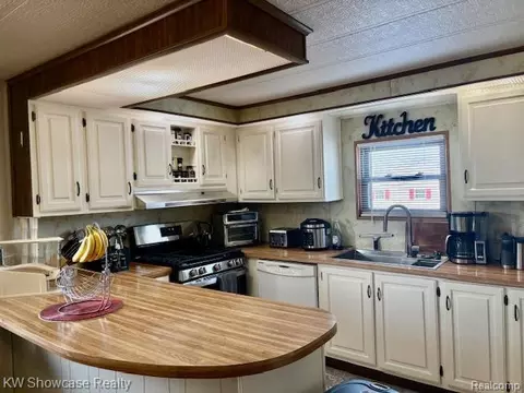 9435 Hunter Rills Rd, Fenton, MI 48430