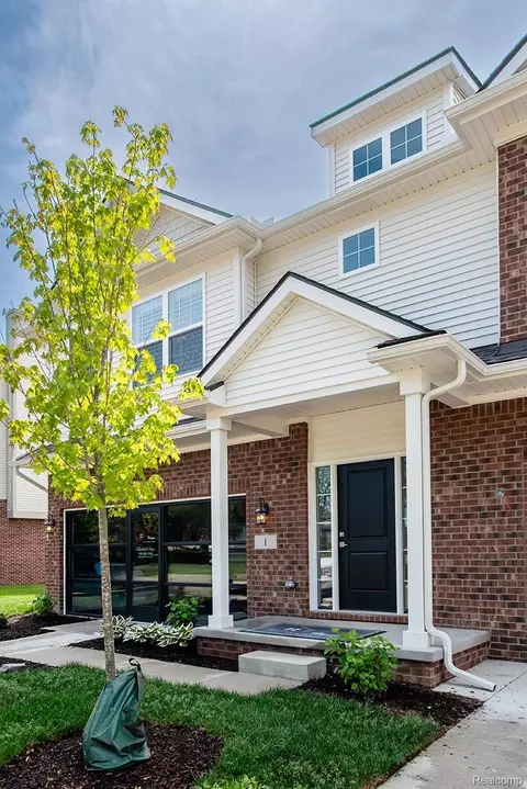 5 Grandview Cir #70, White Lake, MI 48386