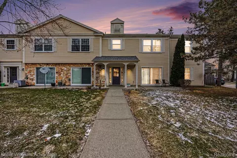 833 Bloomfield Village Blvd #H, Auburn Hills, MI 48326