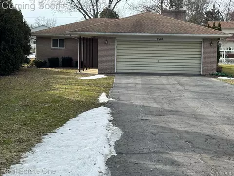 1848 Maddy Ln, Keego Harbor, MI 48320