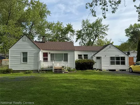 6376 Lanman Dr, Waterford, MI 48329
