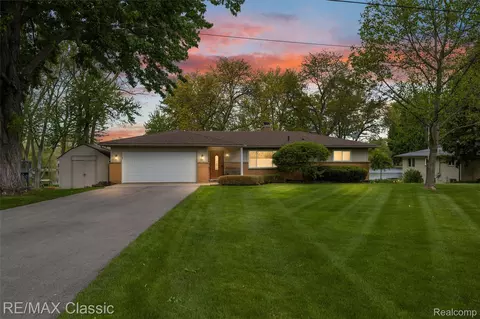 804 Bonita Dr, White Lake, MI 48383