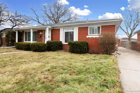 28876 Palm Beach Dr, Warren, MI 48093