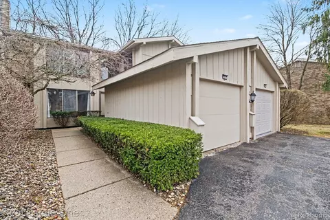 7329 Creek View Cir, West Bloomfield, MI 48322