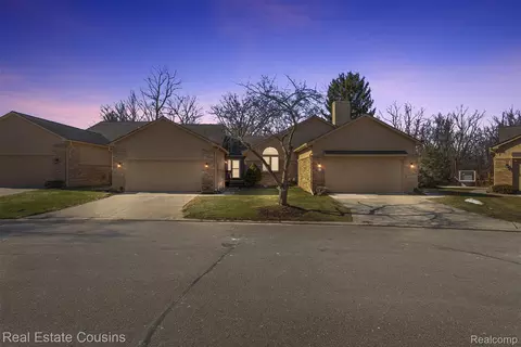 21590 River Ridge Ct, Farmington Hills, MI 48335
