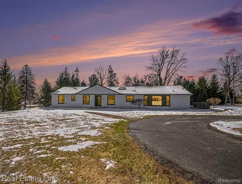 3861 Wedgewood Dr, Bloomfield Hills, MI 48301