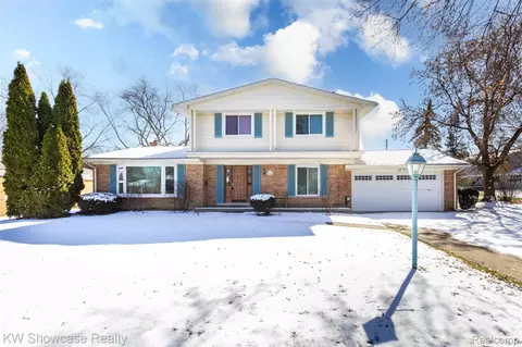 310 Boutell Dr, Grand Blanc, MI 48439
