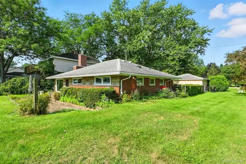 8814 Pellett Dr, Webster, MI 48189