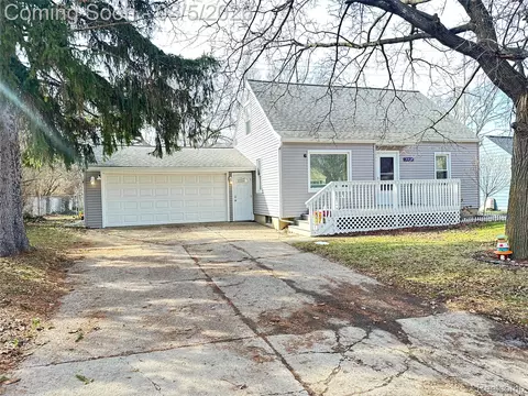 3312 Renault Dr, Flint, MI 48507