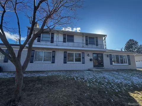 855 Avon Ct, Grosse Pointe Woods, MI 48236