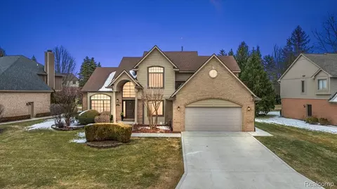 16622 Sherwood Ln, Northville, MI 48168