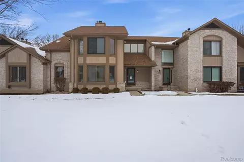 20435 Villa Grande Cir #54, Clinton Township, MI 48038