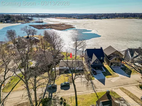 2918 Woodbine Dr, Waterford, MI 48328