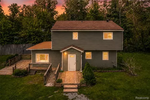 11388 Sunset Blvd, Putnam, MI 48169