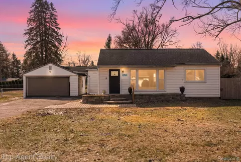 8608 Grace St, Shelby Township, MI 48317