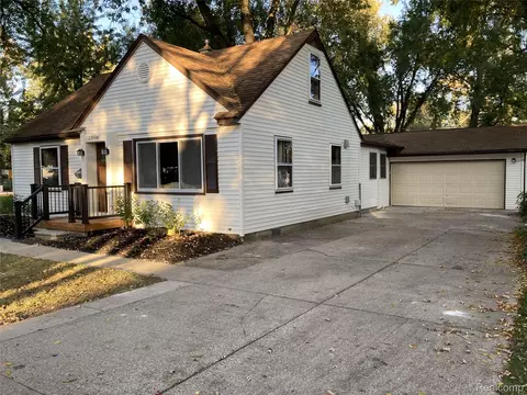 23096 Hawthorne St, Farmington, MI 48336