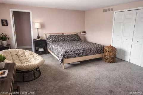 26728 Farmbrook Villa Dr, Southfield, MI 48034 photo 4
