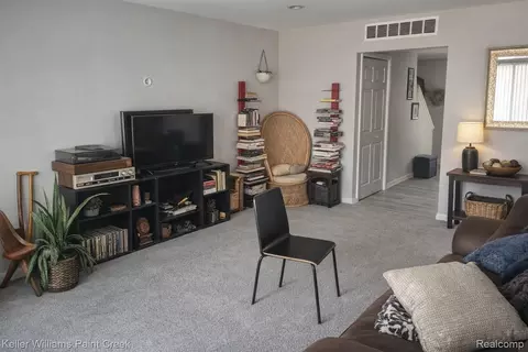 26728 Farmbrook Villa Dr, Southfield, MI 48034 photo 2