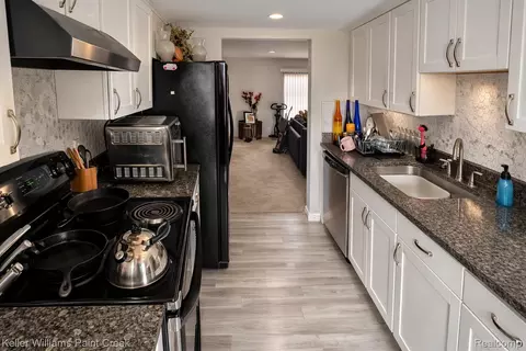 26728 Farmbrook Villa Dr, Southfield, MI 48034 photo 5