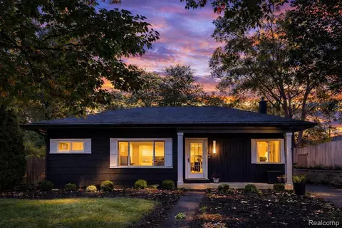 3765 Woodview Ave, West Bloomfield, MI 48324
