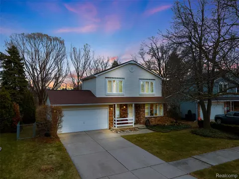10912 Chestnut Ct, Plymouth, MI 48170