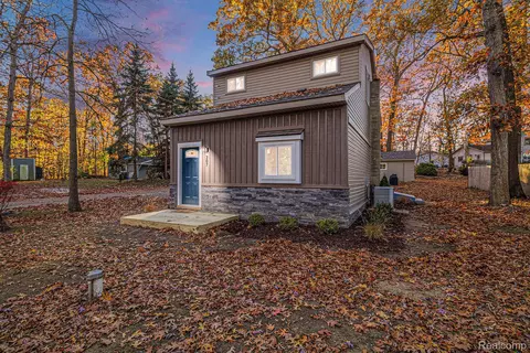 207 Woodbine Dr, Milford, MI 48380