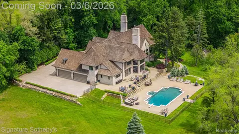 26377 Willowgreen Dr, Franklin, MI 48025