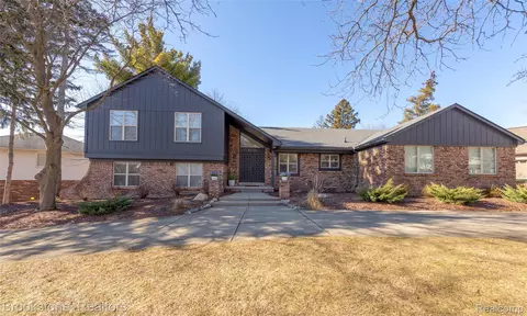25235 Carollton, Farmington Hills, MI 48335