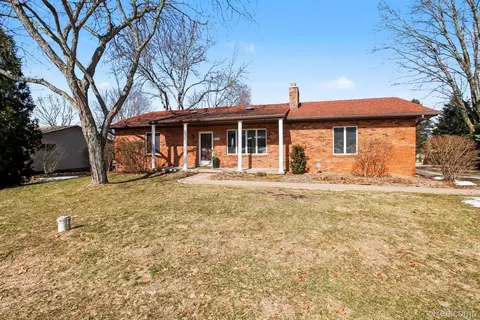 8783 Skylane Dr, Brighton, MI 48114