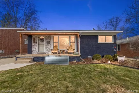 816 W Baker Ave, Clawson, MI 48017