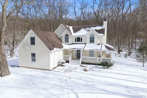 9417 Van Antwerp Rd, Brighton, MI 48116