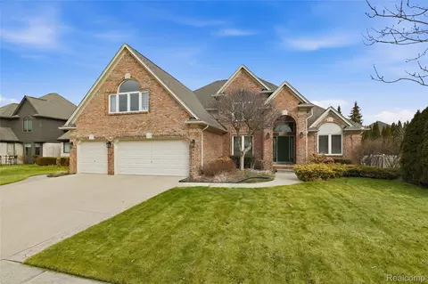 19389 Lakeland Dr, Macomb, MI 48044