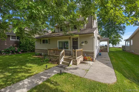 38292 Murdick Dr, New Baltimore, MI 48047