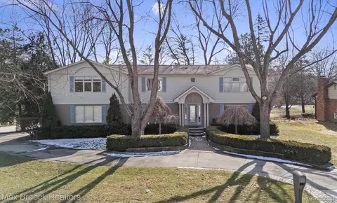 34239 Commons Dr, Farmington Hills, MI 48331