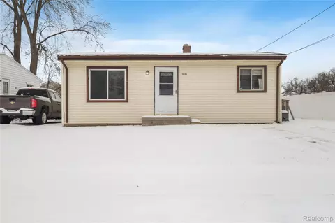 1335 Connell St, Burton, MI 48529