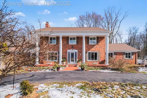 9667 Burning Tree Dr, Grand Blanc, MI 48439