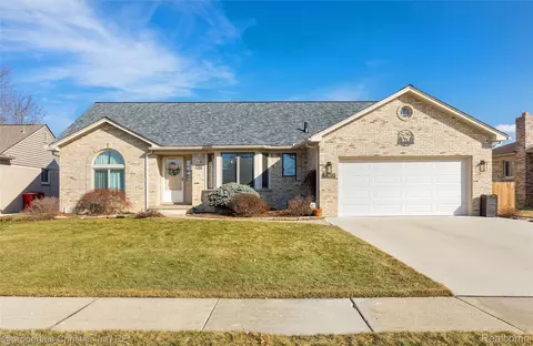 47192 Sanborn Dr, Macomb, MI 48044