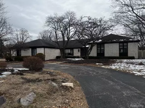 7415 E Franklin Ridge Ln NE, West Bloomfield, MI 48322