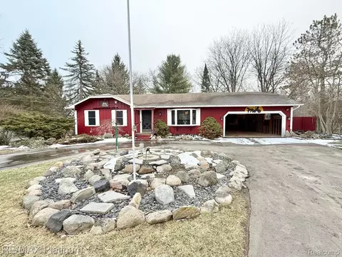 3101 Sands Ct, Milford, MI 48380