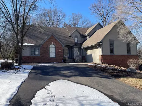 4765 Woodbine Cir S, West Bloomfield, MI 48323