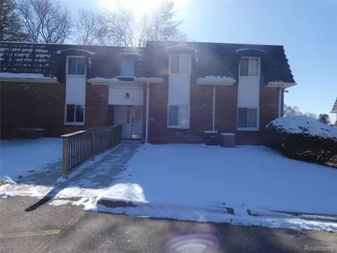 1862 Colonial Village Way #3, Waterford, MI 48328