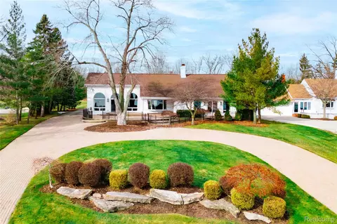 21774 E River Rd, Grosse Ile, MI 48138