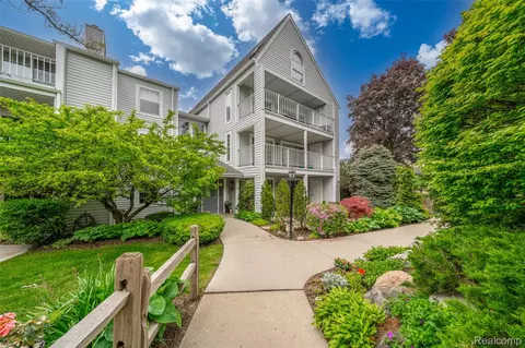 3553 Port Cove Dr #39, Waterford, MI 48328